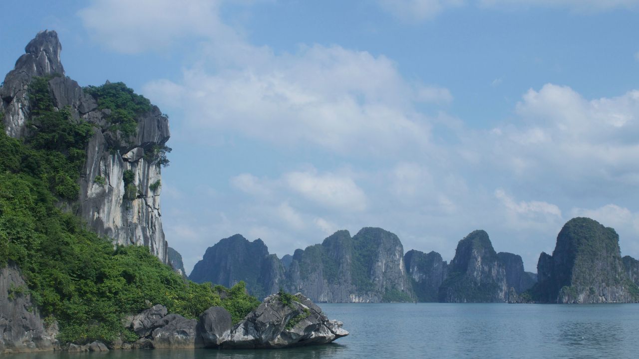 Valentine’s Day Halong Bay Cruises_ Price, Itinerary and More - bhaya cruise - halong bay vietnam (2)