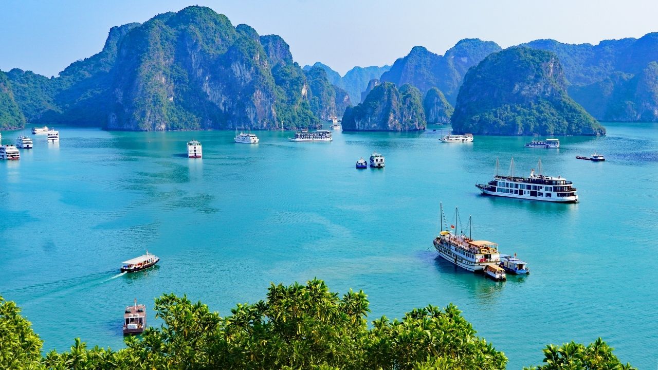 Halong Bay Christmas 2025 & New Year Holiday 2026 - Bhaya Cruise (4)