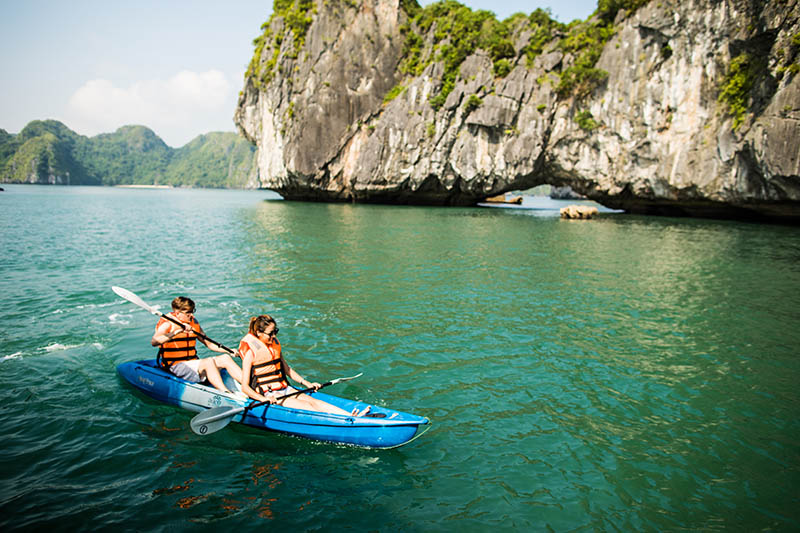 couple kayak in halong bay