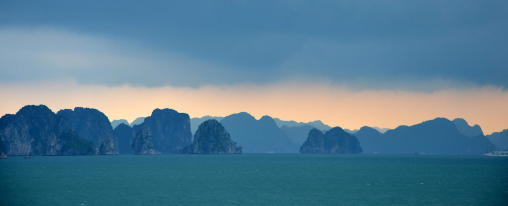 bai-tu-long-bay