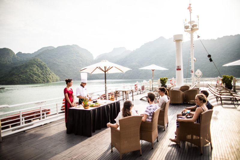 cooking-demonstration-in-halong-bay