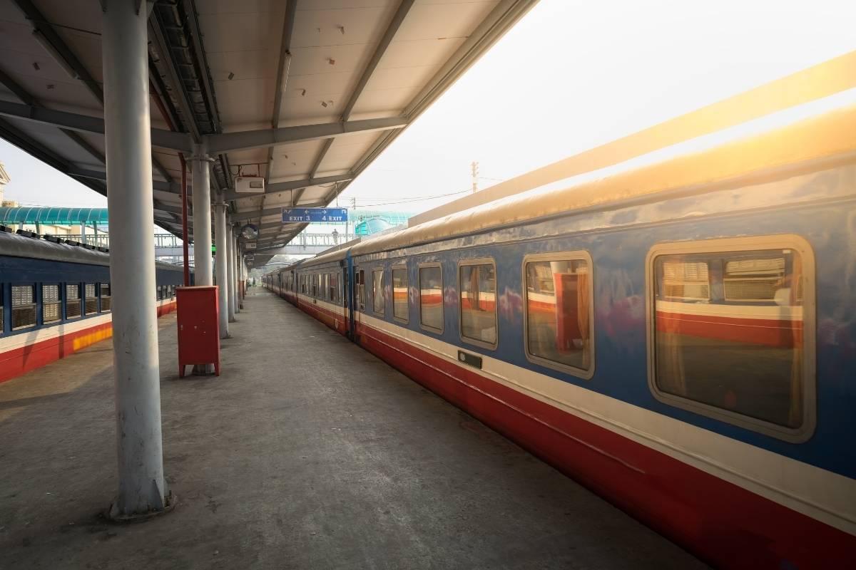 Get to Halong Bay from Da Nang by train with road transfer