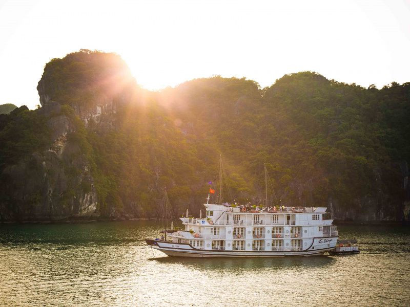 3 days explore Halong Bay on wooden boat
