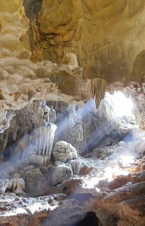 Dau Go cave Halong Bay