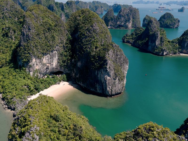 Trinh Nu area Halong Bay