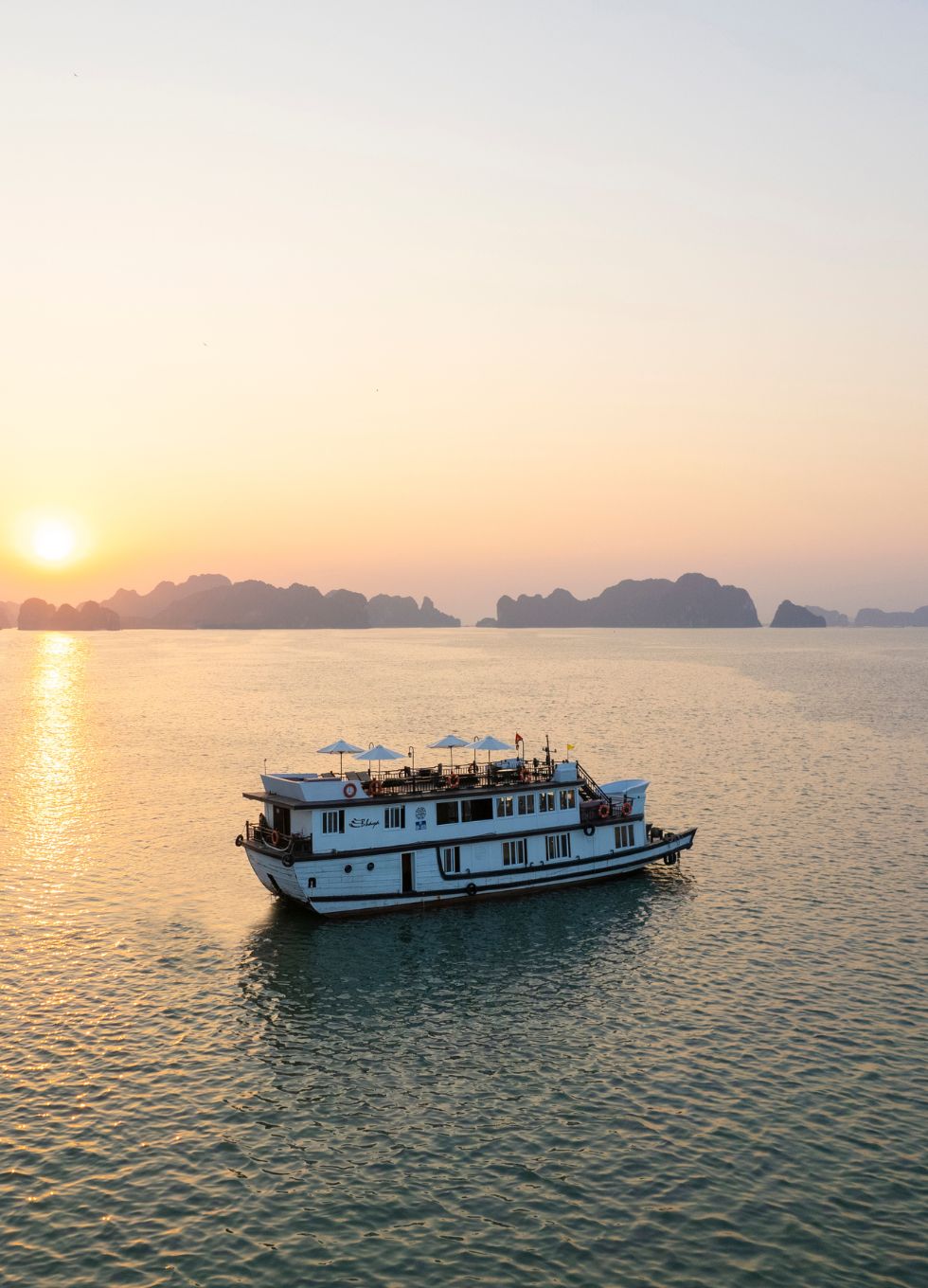 tàu du lịch vịnh hạ long