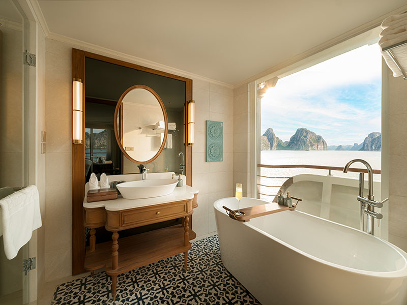 A suite aboard Bhaya Soul with private balcony and ocean-view bathtub